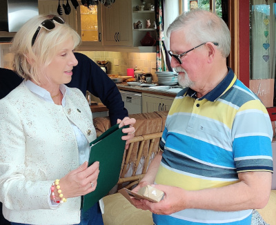 Jerry Desmond receiving the International President's Certificate of Appreciation from Teresa Dineen